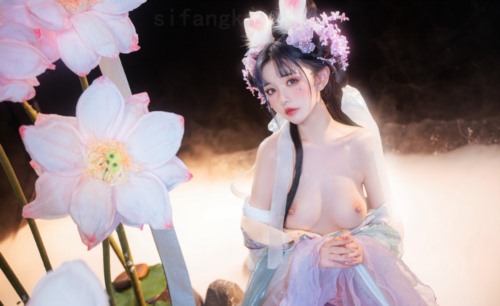 55902-【超美高端❤️罕见露脸露卝点】极品Cos爆机少女【喵小吉】九月新作《荷花池》古装娇俏美女 超干净美鲍 高清.jpg